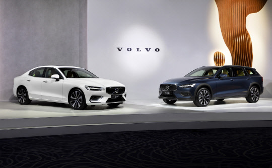 볼보 S60(왼쪽)과 V60 크로스컨트리(CC). 볼보자동차코리아 제공
